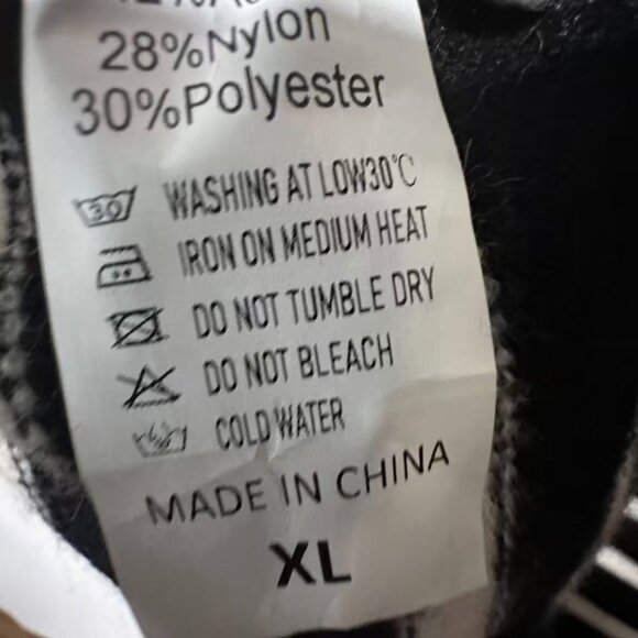 Black and White Striped Women's Sweater （L/XL） - Picture 14 of 16